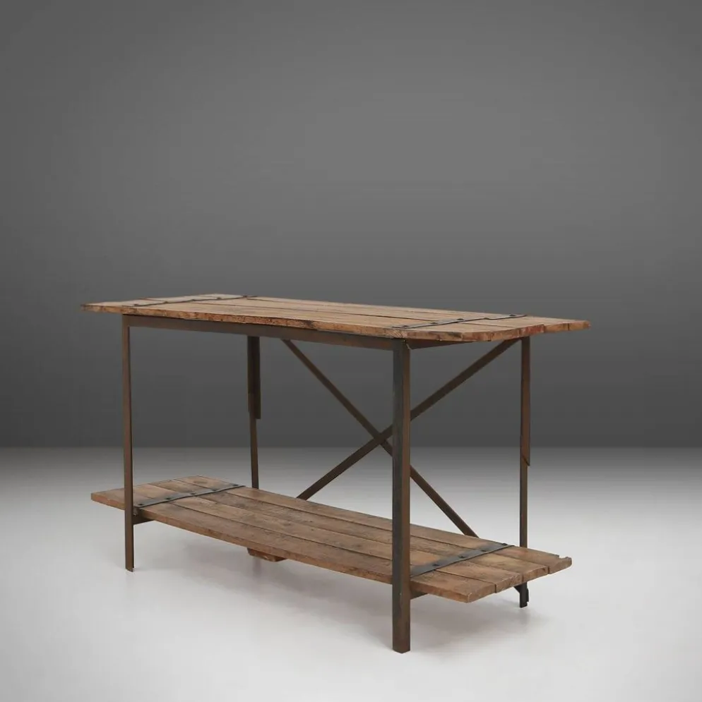 Table d'appoint industrielle avec cadre en métal et plateau en bois et plateforme amovible.