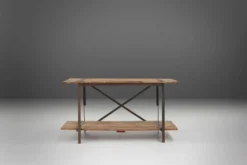 Table d'appoint industrielle avec cadre en métal et plateau en bois et plateforme amovible.