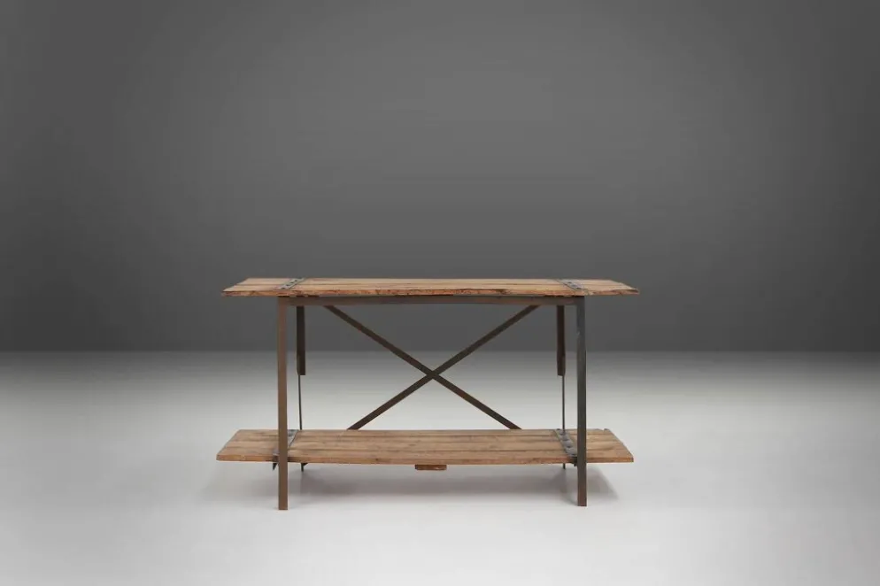 Table d'appoint industrielle avec cadre en métal et plateau en bois et plateforme amovible.