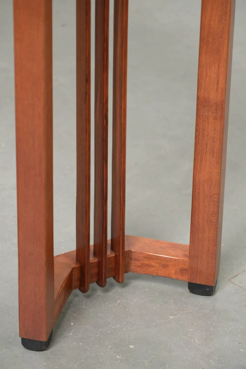 Table d'appoint long au design Art Déco