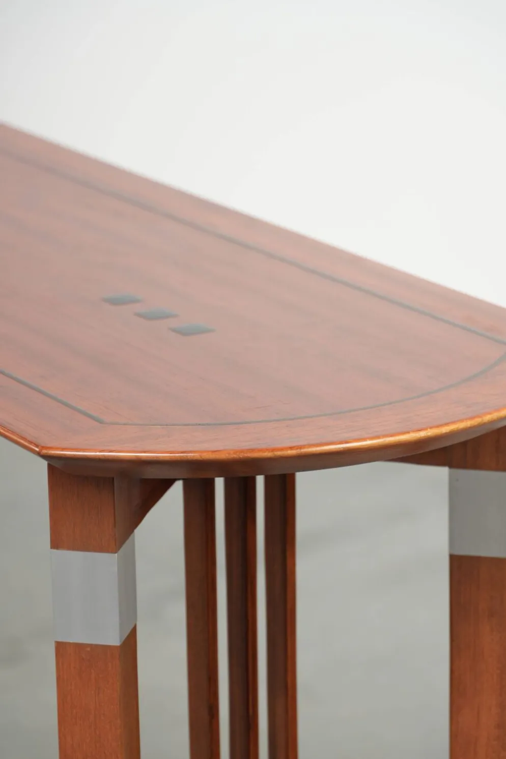 Table d'appoint long au design Art Déco