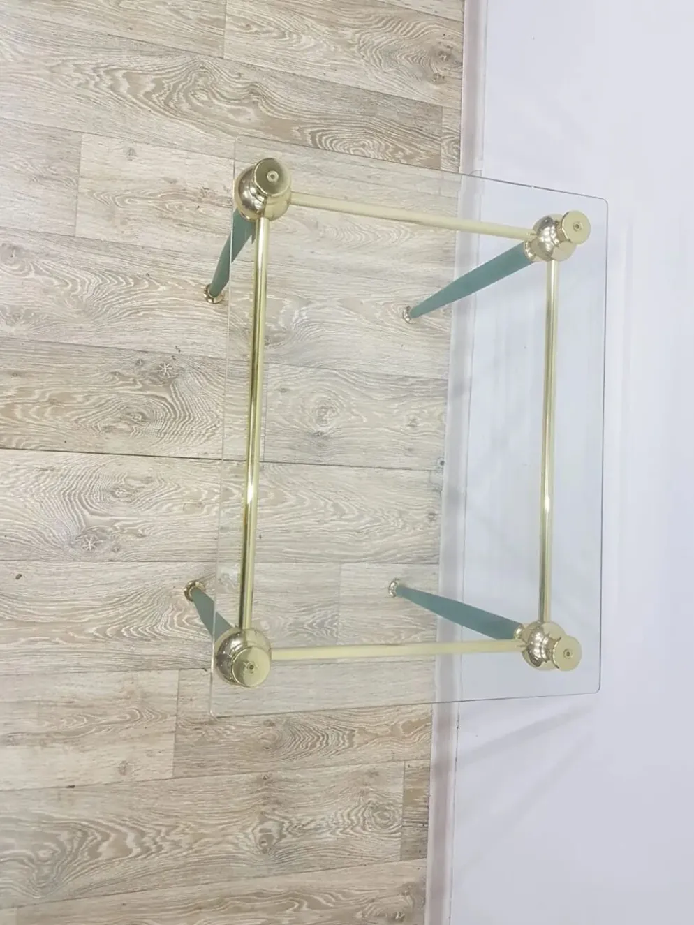 Table d'appoint moderne du milieu du siècle, verre clair, laiton doré, métal vert, F