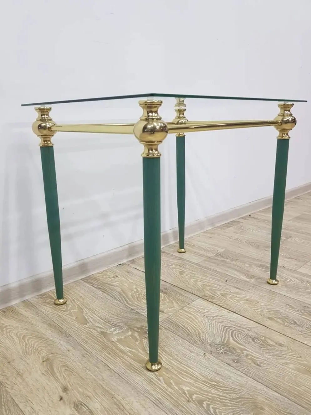 Table d'appoint moderne du milieu du siècle, verre clair, laiton doré, métal vert, F