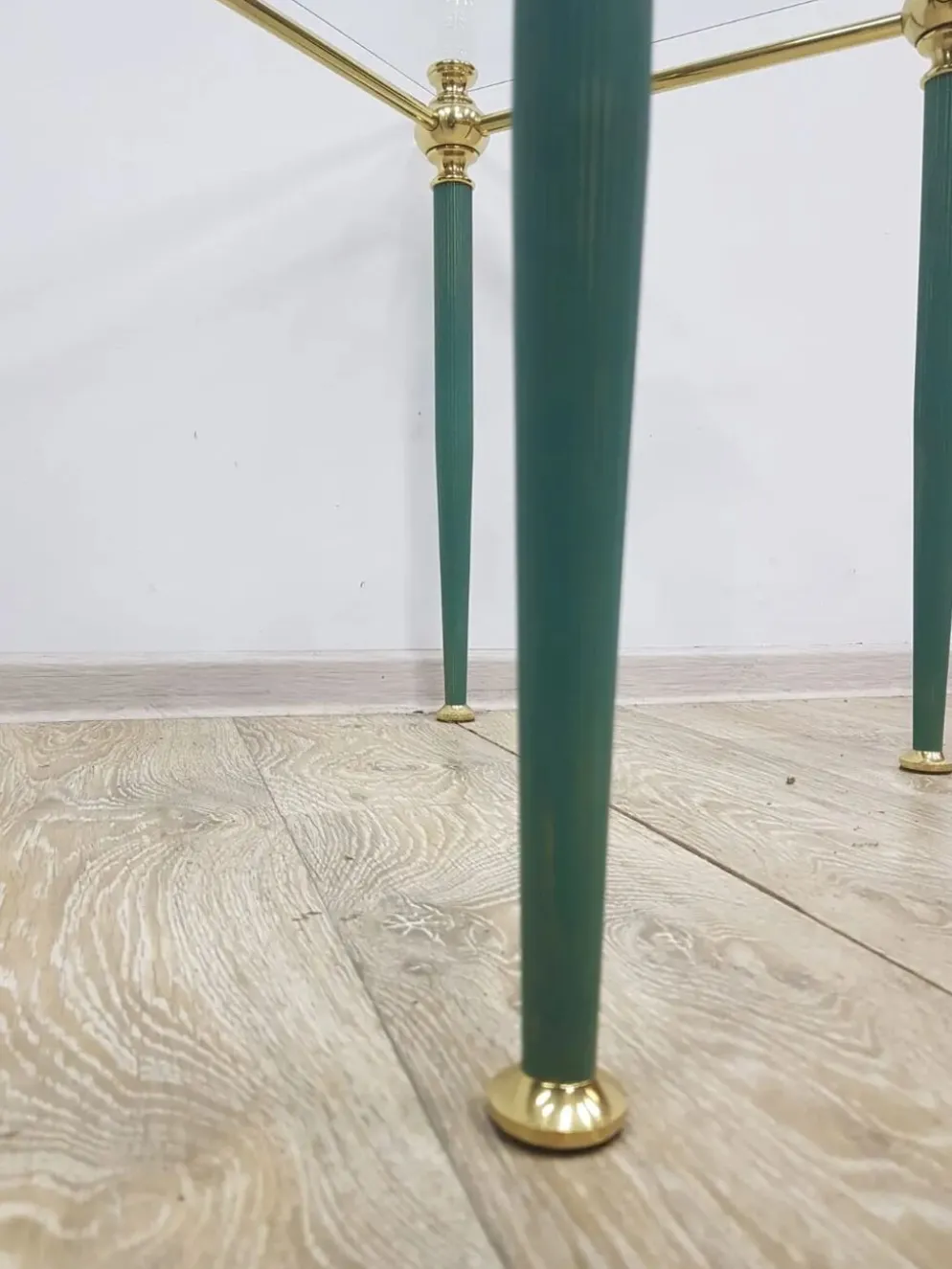Table d'appoint moderne du milieu du siècle, verre clair, laiton doré, métal vert, F