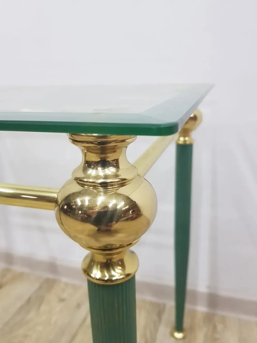 Table d'appoint moderne du milieu du siècle, verre clair, laiton doré, métal vert, F