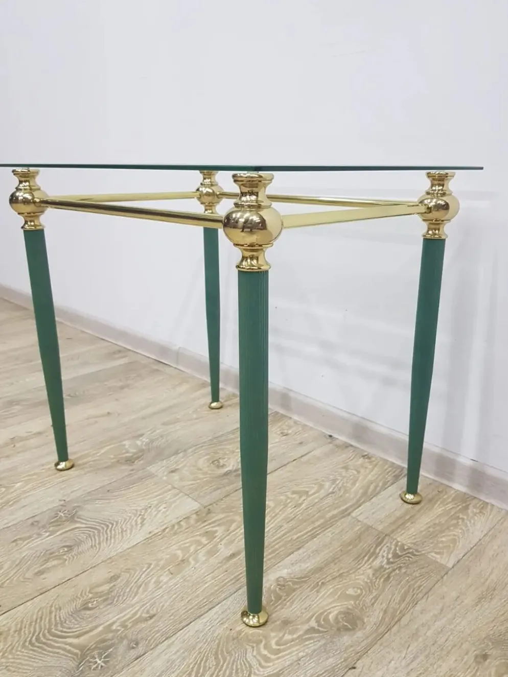 Table d'appoint moderne du milieu du siècle, verre clair, laiton doré, métal vert, F