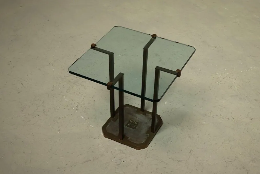 Table d'appoint modèle T18 par Peter Ghyczy années 1970