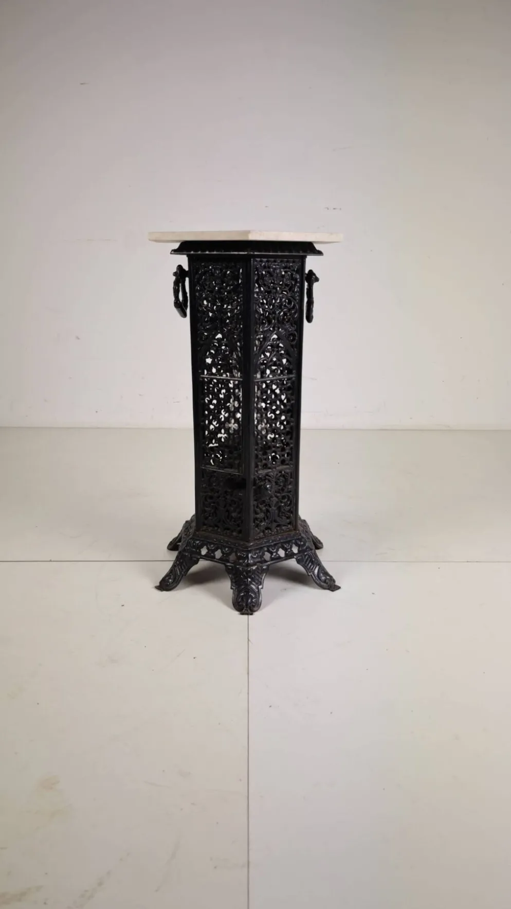 Table d'appoint orientale en fonte avec plateau en marbre, fin du 19e siècle