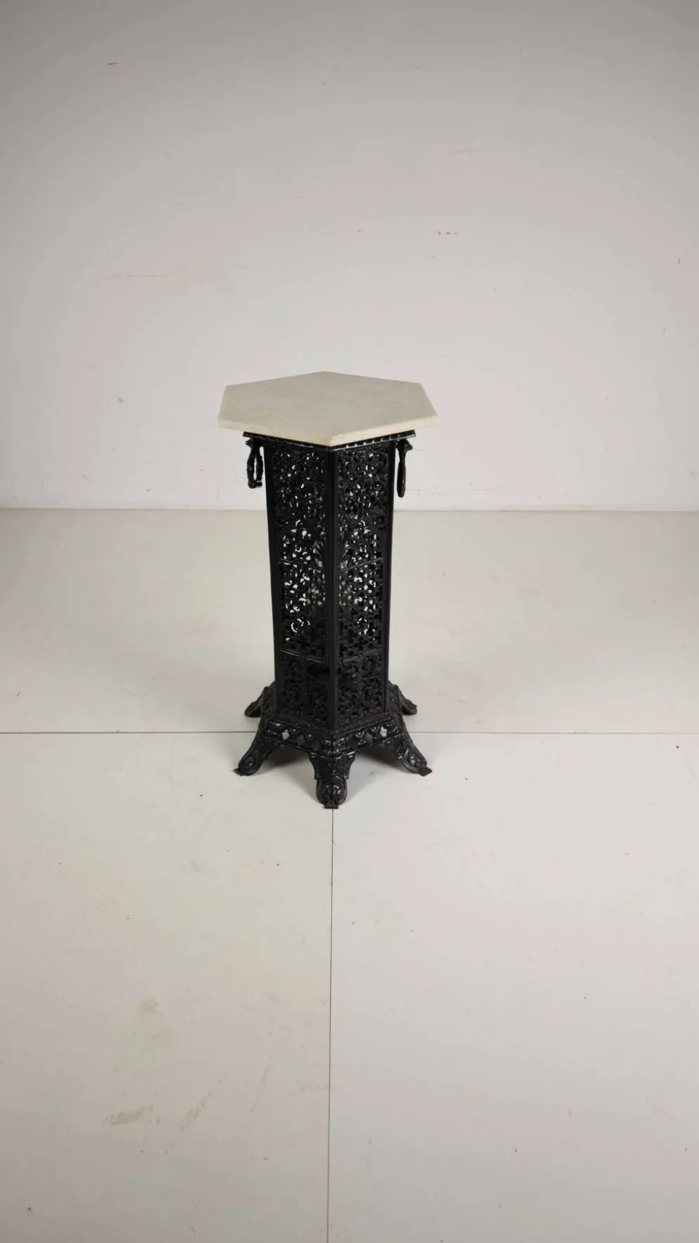 Table d'appoint orientale en fonte avec plateau en marbre, fin du 19e siècle
