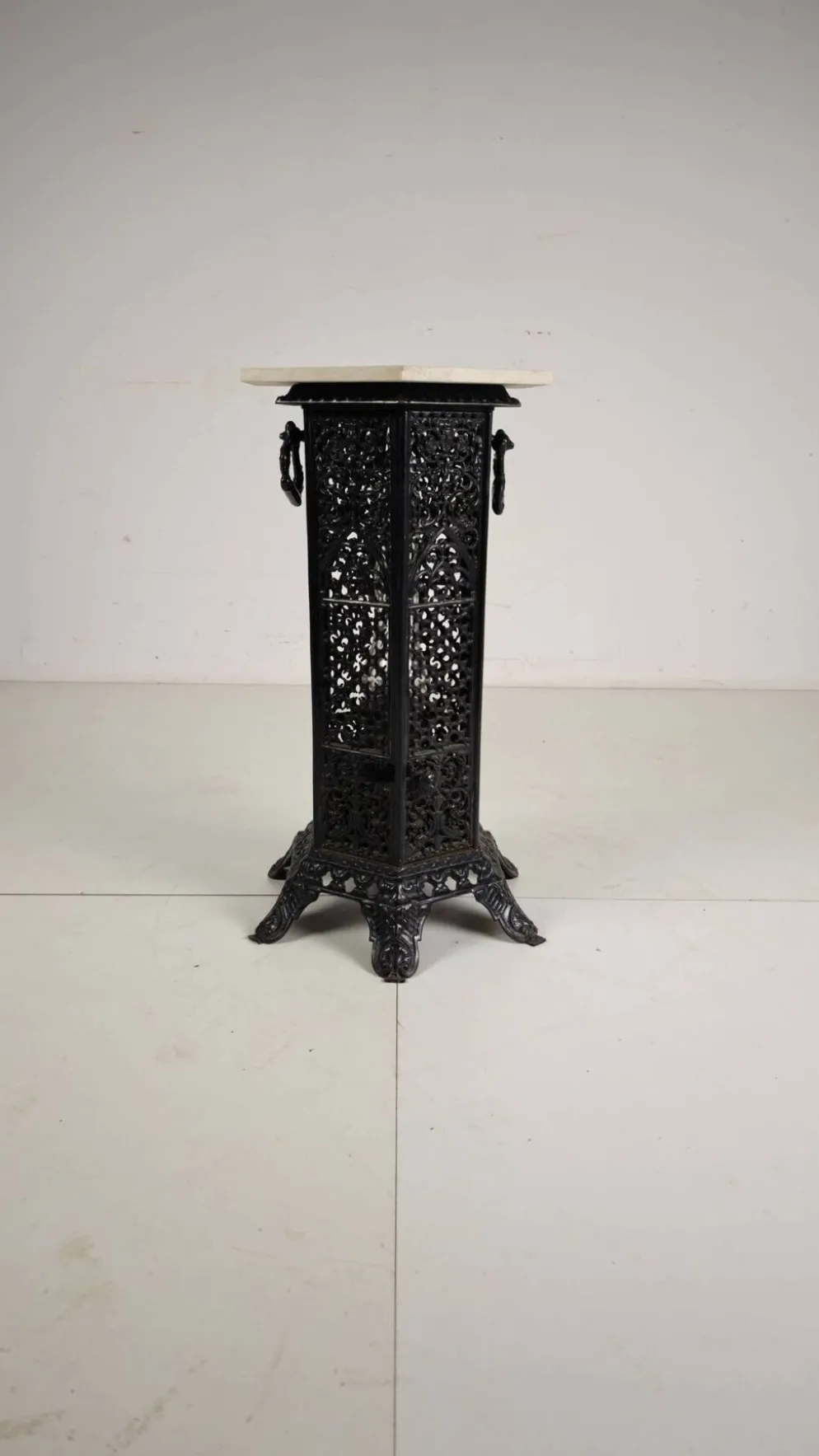 Table d'appoint orientale en fonte avec plateau en marbre, fin du 19e siècle