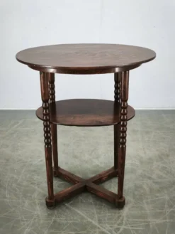 Table d'appoint ovale en hêtre Art Déco tchèque des années 1920 avec étagère inférieure