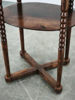 Table d'appoint ovale en hêtre Art Déco tchèque des années 1920 avec étagère inférieure