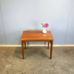 Table d'appoint par Henning Kjaernulf pour Vejle Stole- & Møbelfabrik, teck, années 1960.