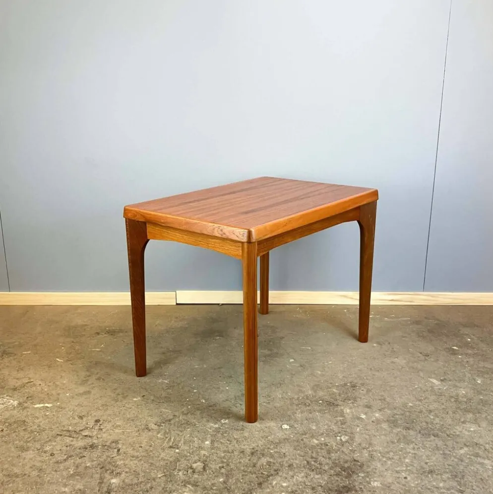 Table d'appoint par Henning Kjaernulf pour Vejle Stole- & Møbelfabrik, teck, années 1960.