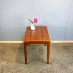 Table d'appoint par Henning Kjaernulf pour Vejle Stole- & Møbelfabrik, teck, années 1960.