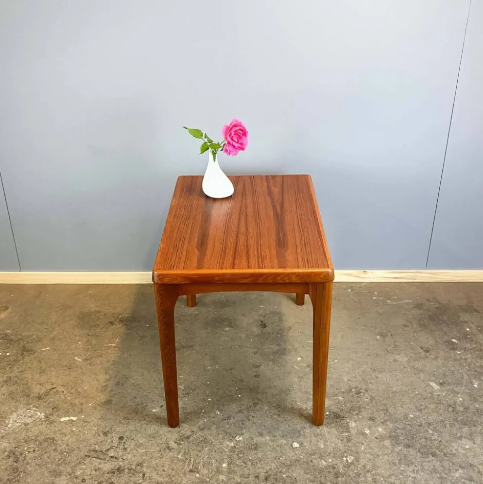 Table d'appoint par Henning Kjaernulf pour Vejle Stole- & Møbelfabrik, teck, années 1960.