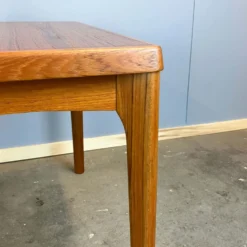 Table d'appoint par Henning Kjaernulf pour Vejle Stole- & Møbelfabrik, teck, années 1960.