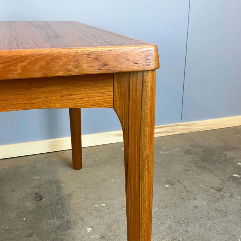 Table d'appoint par Henning Kjaernulf pour Vejle Stole- & Møbelfabrik, teck, années 1960.