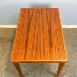 Table d'appoint par Henning Kjaernulf pour Vejle Stole- & Møbelfabrik, teck, années 1960.