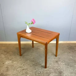 Table d'appoint par Henning Kjaernulf pour Vejle Stole- & Møbelfabrik, teck, années 1960.