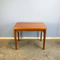 Table d'appoint par Henning Kjaernulf pour Vejle Stole- & Møbelfabrik, teck, années 1960.