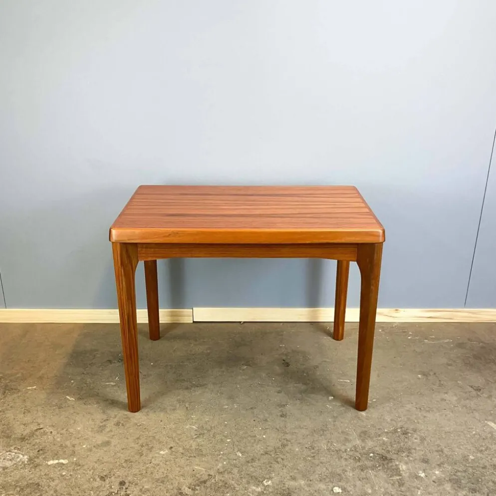 Table d'appoint par Henning Kjaernulf pour Vejle Stole- & Møbelfabrik, teck, années 1960.