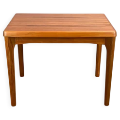 Table d'appoint par Henning Kjaernulf pour Vejle Stole- & Møbelfabrik, teck, années 1960.