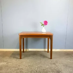 Table d'appoint par Henning Kjaernulf pour Vejle Stole- & Møbelfabrik, teck, années 1960.