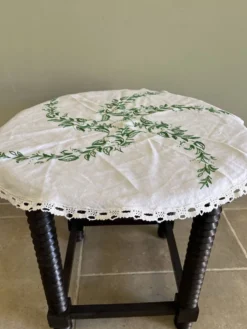 Table d’appoint pieds style vis de pressoir