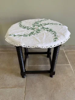 Table d’appoint pieds style vis de pressoir