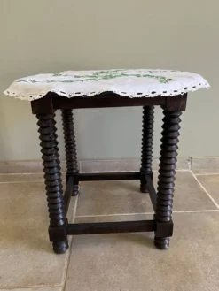 Table d’appoint pieds style vis de pressoir