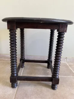 Table d’appoint pieds style vis de pressoir