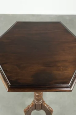 Table d'appoint/plant en chêne ancien, haute, avec sculpture sur bois et pied tourné.