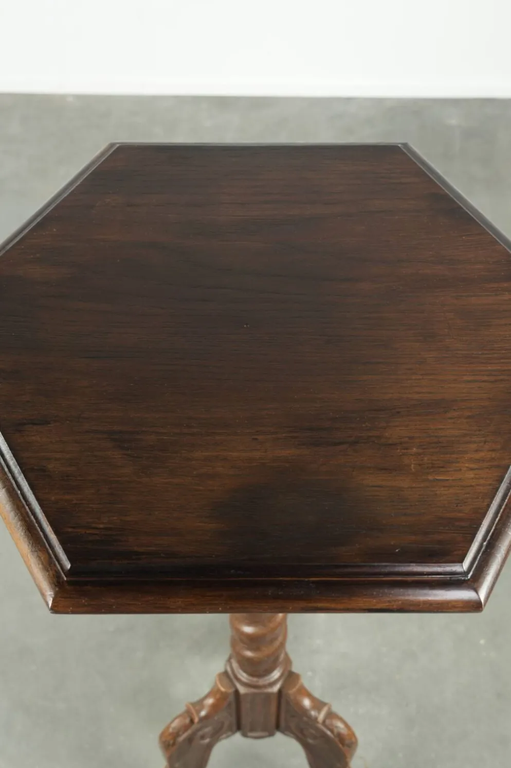 Table d'appoint/plant en chêne ancien, haute, avec sculpture sur bois et pied tourné.