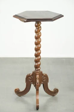 Table d'appoint/plant en chêne ancien, haute, avec sculpture sur bois et pied tourné.