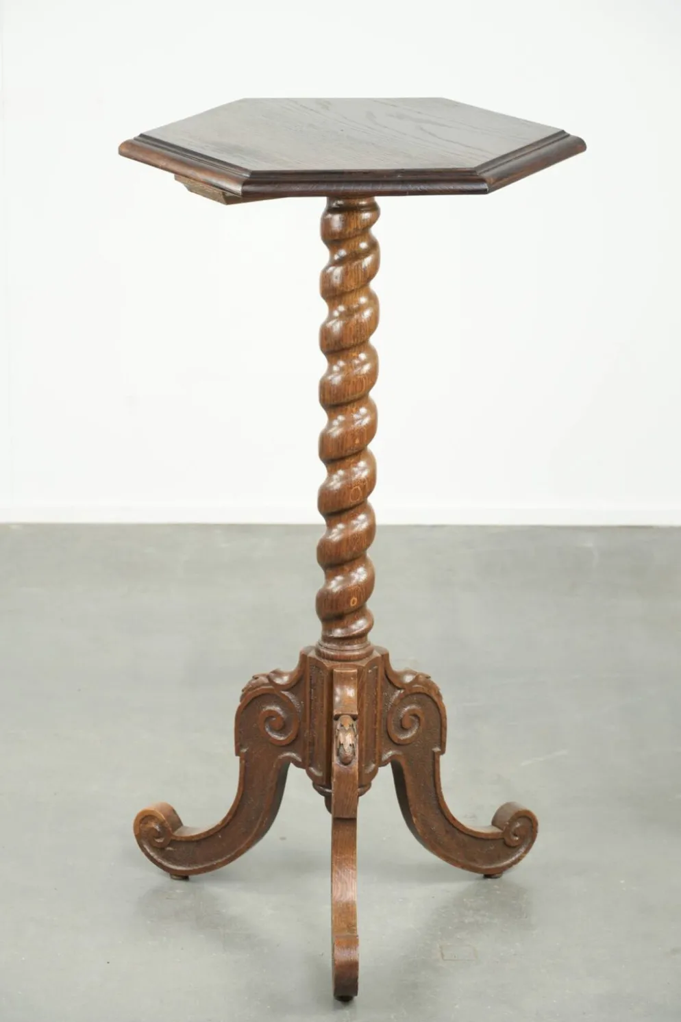 Table d'appoint/plant en chêne ancien, haute, avec sculpture sur bois et pied tourné.