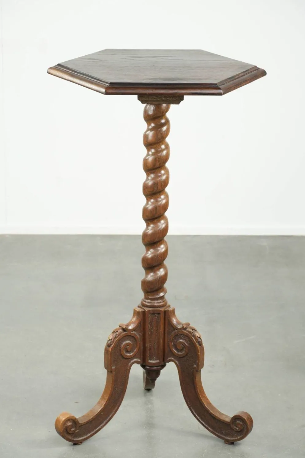 Table d'appoint/plant en chêne ancien, haute, avec sculpture sur bois et pied tourné.