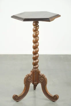 Table d'appoint/plant en chêne ancien, haute, avec sculpture sur bois et pied tourné.