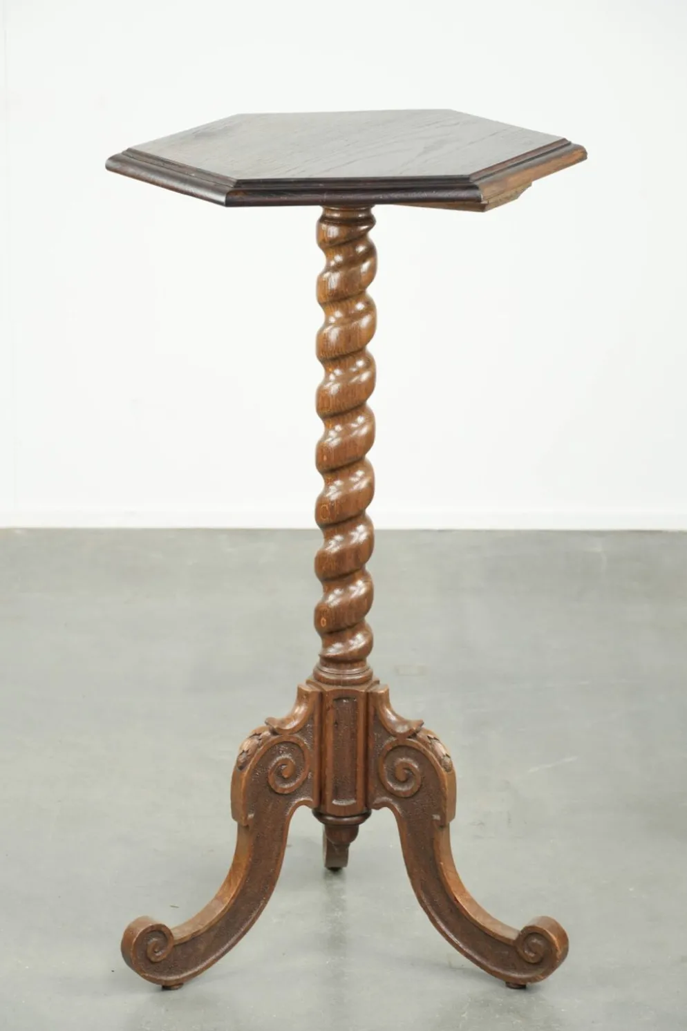 Table d'appoint/plant en chêne ancien, haute, avec sculpture sur bois et pied tourné.