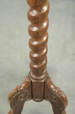 Table d'appoint/plant en chêne ancien, haute, avec sculpture sur bois et pied tourné.
