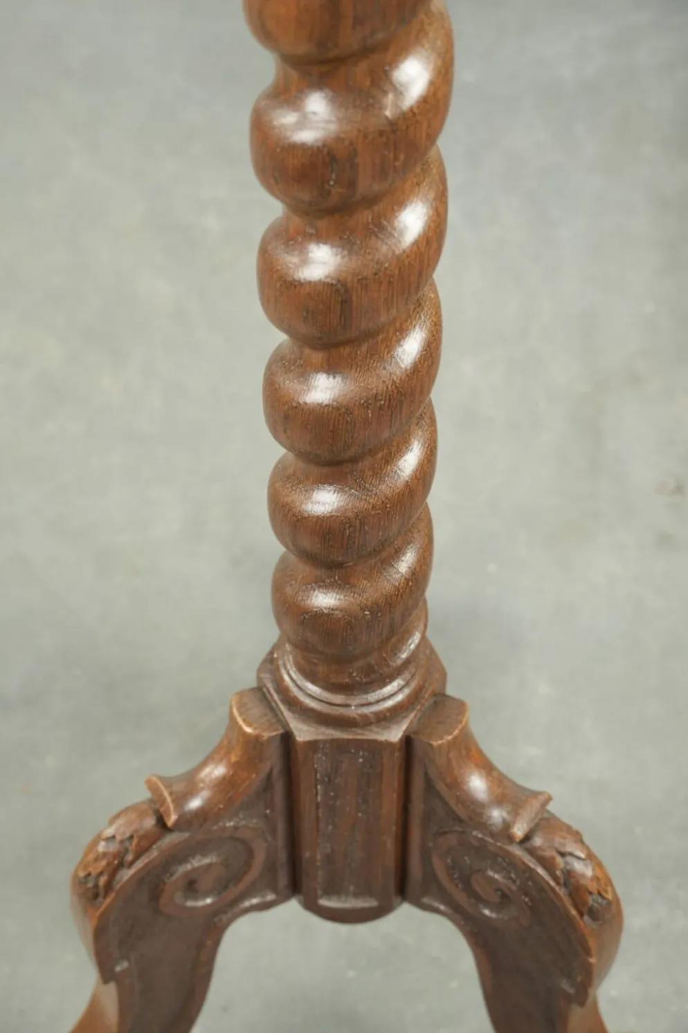 Table d'appoint/plant en chêne ancien, haute, avec sculpture sur bois et pied tourné.