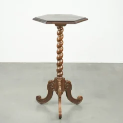 Table d'appoint/plant en chêne ancien, haute, avec sculpture sur bois et pied tourné.