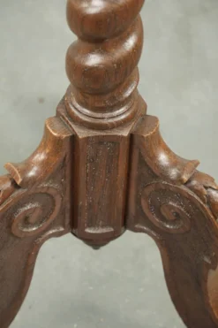 Table d'appoint/plant en chêne ancien, haute, avec sculpture sur bois et pied tourné.