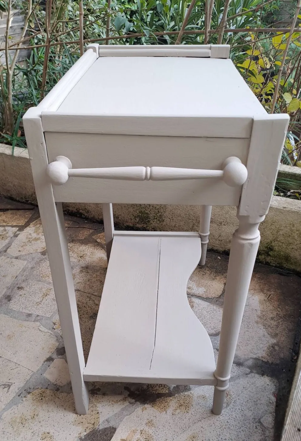 Table d'appoint repeint en bois massif avec plateau inférieur 1900