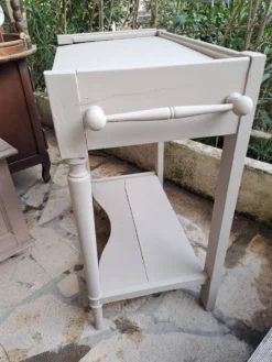 Table d'appoint repeint en bois massif avec plateau inférieur 1900