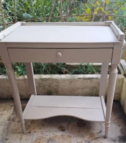 Table d'appoint repeint en bois massif avec plateau inférieur 1900
