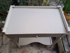 Table d'appoint repeint en bois massif avec plateau inférieur 1900