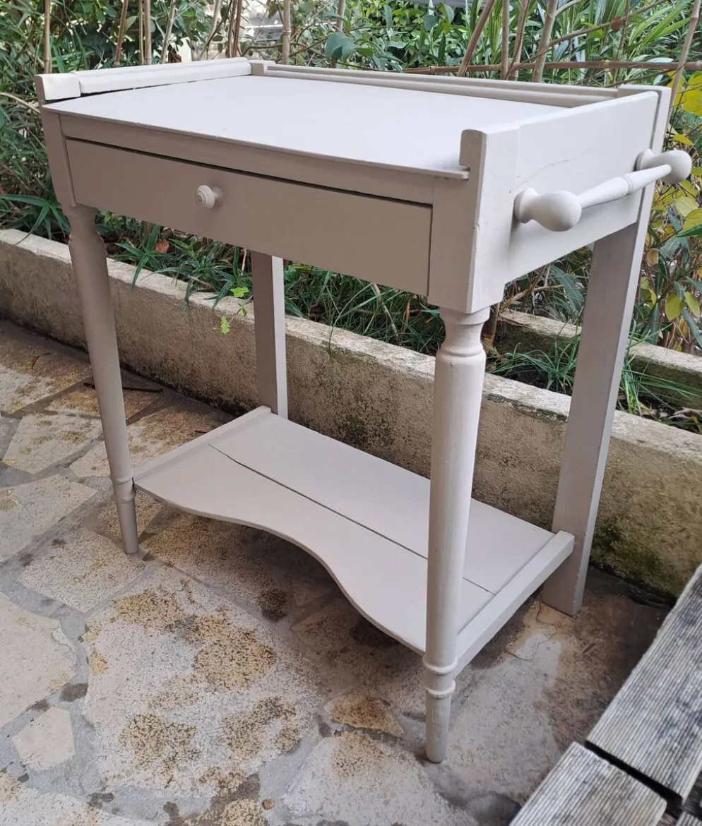 Table d'appoint repeint en bois massif avec plateau inférieur 1900