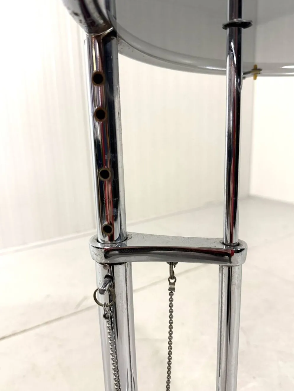 Table d'appoint réglable E1027 Eileen Gray Vereinigte Werkstätten