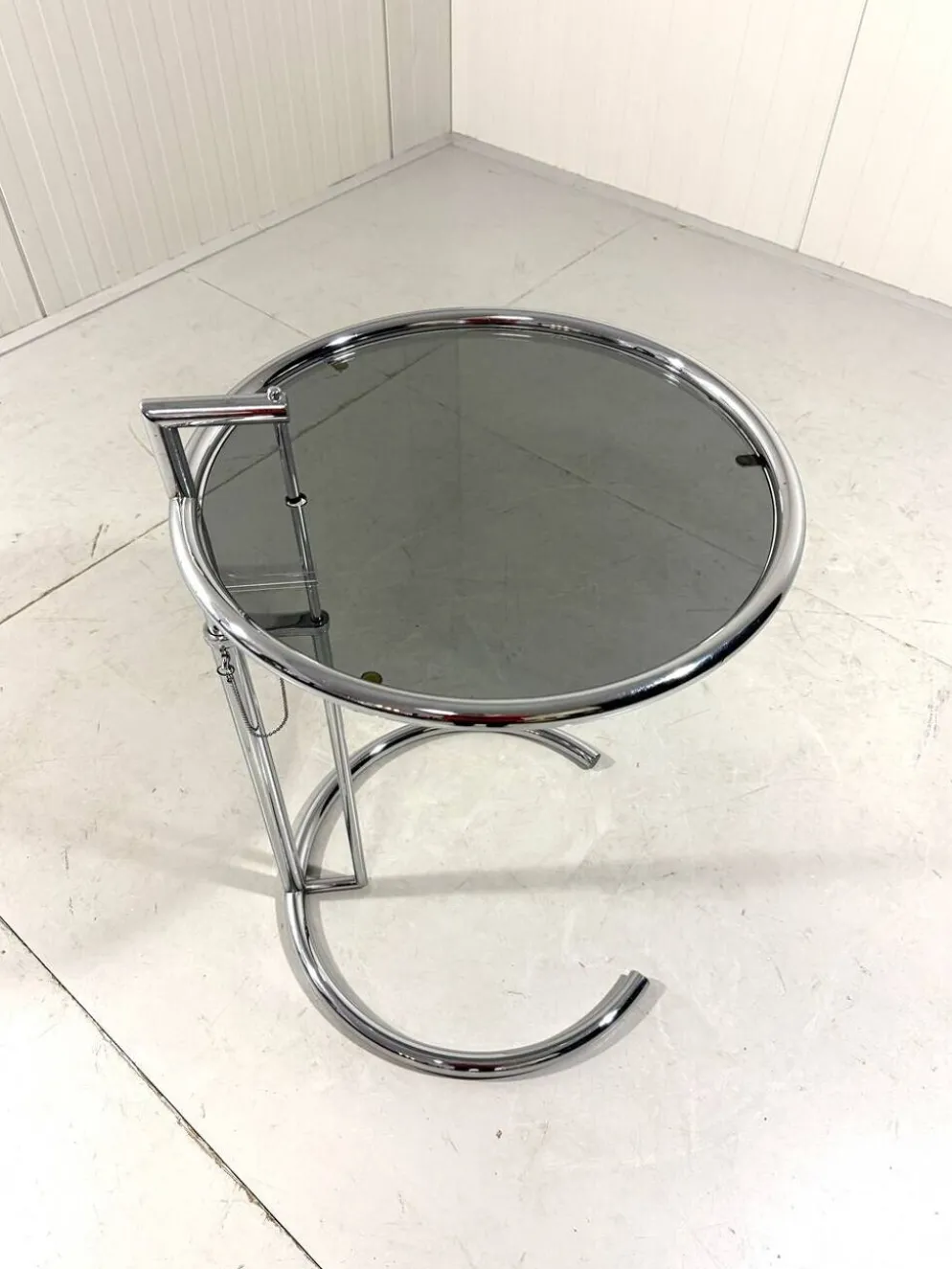 Table d'appoint réglable E1027 Eileen Gray Vereinigte Werkstätten